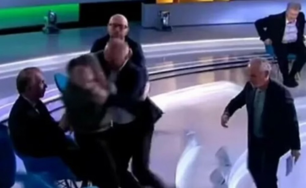 Un jurnalist ucrainean a luat la bătaie un politician pro-rus în timpul unei emisiuni în direct